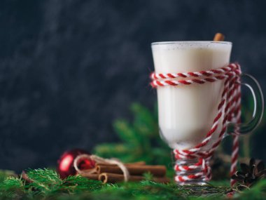 Noel içkisi, ağaç dalları olan ahşap masada yumurtalı nog.