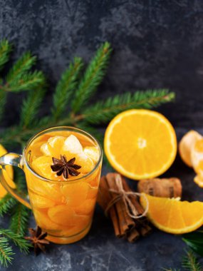 Noel kışı sıcak içeceği mandalinalı sıcak şarap