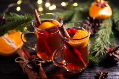 İki bardak geleneksel Noel ve kış sıcak içeceği tarçın, anason, böğürtlen ve portakallı kırmızı şarap.