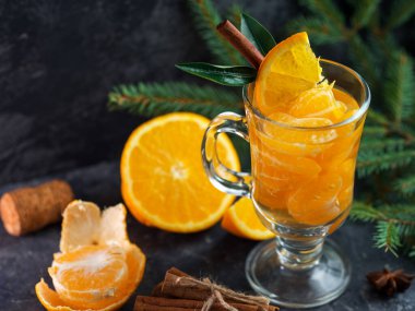 Noel kışı sıcak içeceği mandalinalı sıcak şarap
