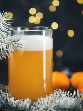 Noel arka planında bira fincanı ve çelenk.