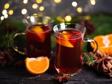 Sıcak kış içeceği. Noel şarabı anason, tarçın ve mandalinalı bardaklarda.