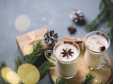 Geleneksel kış ve Noel, masada tarçınlı güzel cam bardaklarda yumurta likörü içerler.