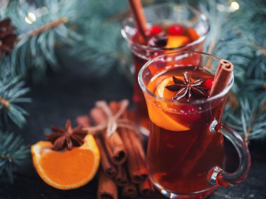 Sıcak kış içeceği. Noel şarabı anason, tarçın ve mandalinalı bardaklarda.