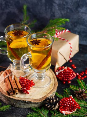 Geleneksel Noel içeceği masada Noel ağacı dalları ve hediyeler