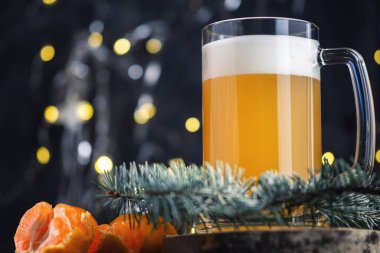 Noel arka planında bira fincanı ve çelenk.