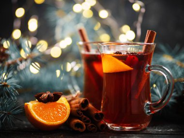 Geleneksel kışlı iki bardak ya da yeni yıl sıcak sıcak şarap. Masada mandalina tarçınlı anason var.