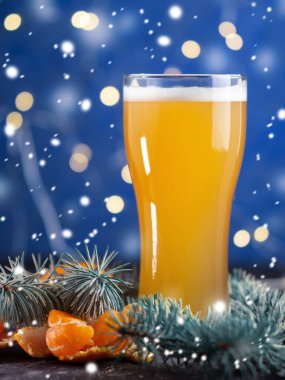 Mavi arka planda Noel birası çelengi ve kar tanecikli