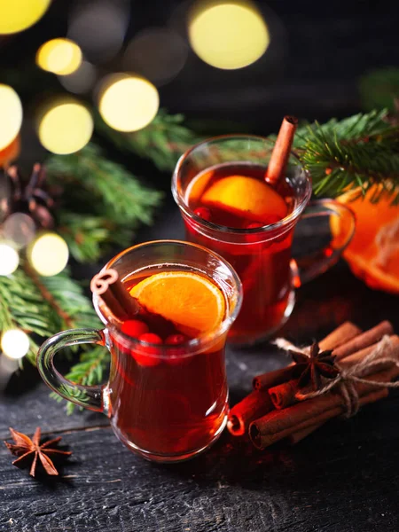 Weihnachtswinterglühwein Aus Rotwein Mit Gewürzen Und Fruchtmandarinen Mit Zimt Traditionelles — Stockfoto