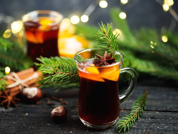 圣诞冬季 用红葡萄酒和香料制成的葡萄酒 以及用肉桂制成的橘子 传统的酒精热饮 — 图库照片
