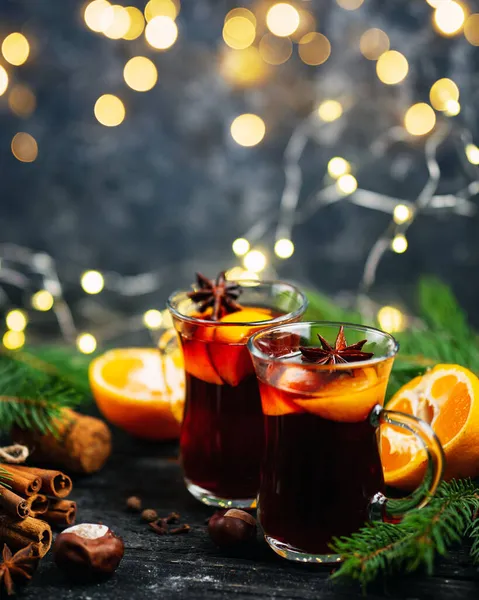 Weihnachtswinterglühwein Aus Rotwein Mit Gewürzen Und Fruchtmandarinen Mit Zimt Traditionelles — Stockfoto