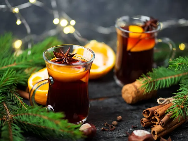 两杯传统的圣诞和冬季热饮 混合了肉桂 浆果和橙子的红葡萄酒 — 图库照片
