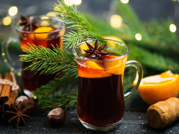 Zwei Gläser Traditionelles Weihnachts Und Wintergetränk Glühwein Aus Rotwein Mit — Stockfoto