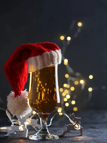 Luz Natal Cerveja Lager Copo Chapéu Papai Noel Escuro Com — Fotografia de Stock