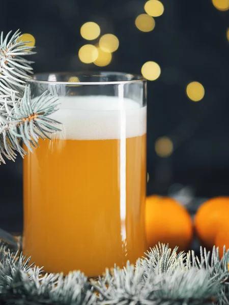 Cerveza Taza Ale Navidad Fondo Con Guirnalda — Foto de Stock