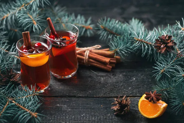 Bebida Quente Inverno Natal Vinho Ruminado Copos Com Anis Canela — Fotografia de Stock