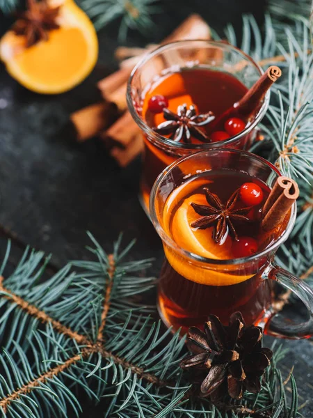 冬季热饮圣诞用茴香 肉桂和橘子制成的玻璃杯覆盖着的葡萄酒 — 图库照片
