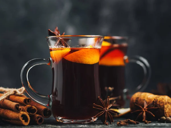 Inverno Tradicional Bebida Quente Natal Mulled Vinho Uma Mesa Madeira — Fotografia de Stock