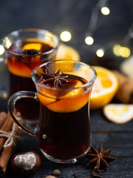 Inverno Tradicional Bebida Quente Natal Mulled Vinho Uma Mesa Madeira — Fotografia de Stock
