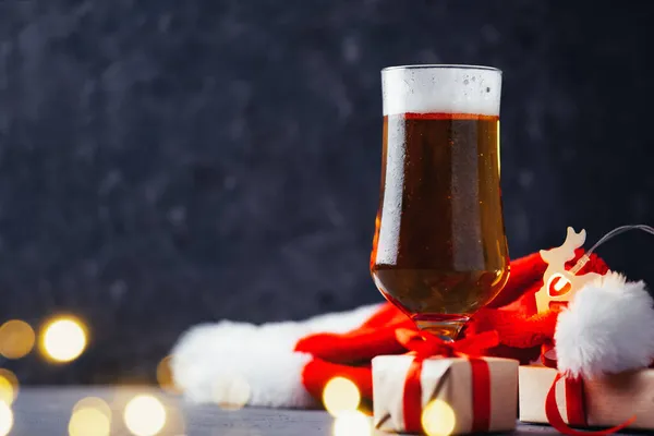 Fiesta Año Nuevo Navidad Vaso Cerveza Ligera Mesa Con Espacio — Foto de Stock