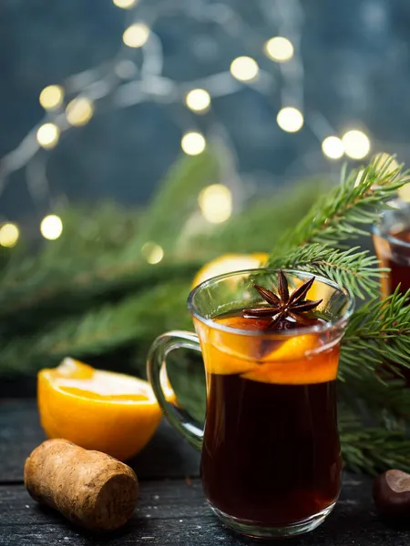 Zwei Gläser Traditionelles Weihnachts Und Wintergetränk Glühwein Aus Rotwein Mit — Stockfoto