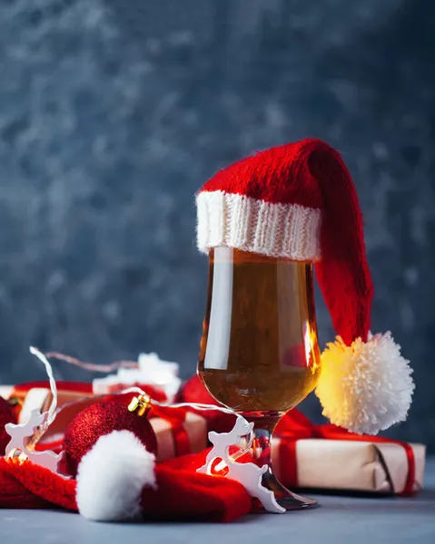 Cerveza Festiva Navidad Sombrero Santa Claus Sobre Fondo Oscuro — Foto de Stock
