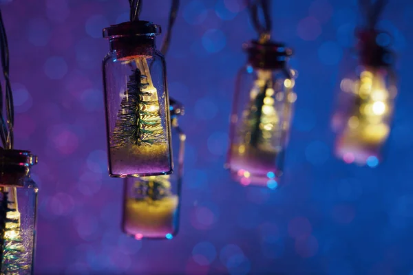 Egy Kis Karácsonyfa Üvegkoszorúban Boldog Karácsonyi Hátteret Neon Bokeh — Stock Fotó