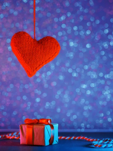 Gelukkige Valentijnsdag Wenskaart Bokeh Blauwe Achtergrond Geschenkdoos Kopieerruimte — Stockfoto