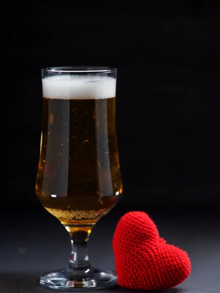 Ein Glas Bier Und Ein Rotes Herz Auf Dunklem Hintergrund — Stockfoto