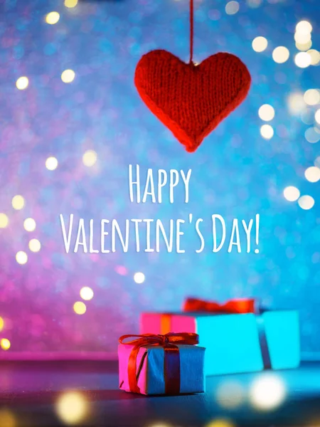 Frohe Valentinstagsgrüße Rotes Herz Und Feiertagsgeschenke Neon Bokeh Hintergrund Mit — Stockfoto