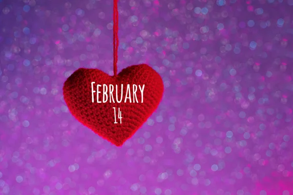 二月十四日情人节的概念 红色针织心脏 背景为霓虹灯背景文字 复制空间 — 图库照片