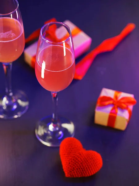 음료수나 샴페인을 테이블에 발렌타인 선물을 낭만적 — 스톡 사진