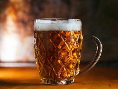 Hafif bira bardağı ahşap masada, demir zemin