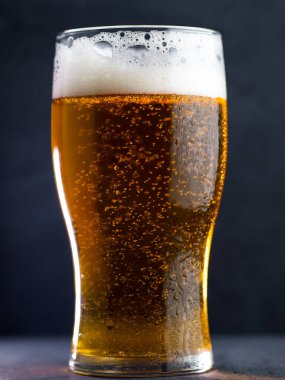 Yarım litre hafif bira bardağının yakın çekimi.