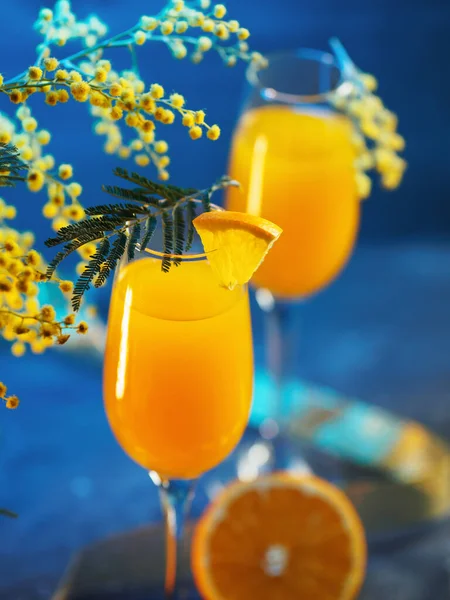 Cocktail Mimosa Fleurs Sur Fond Bleu — Photo