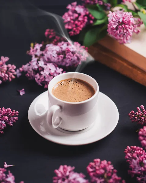 Una Taza Café Blanco Ramas Florecientes Lila Púrpura Sobre Una —  Fotos de Stock