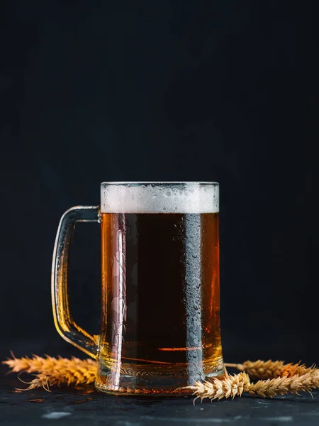 Caneca Cerveja Leve Fundo Preto Orelhas Trigo — Fotografia de Stock