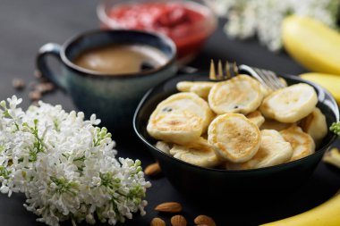 Bahar kahvaltısı, mini krep ve bir fincan kahve.