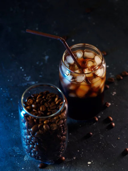 Copo Café Frio Uma Mesa Escura Grãos Café Torrados Close — Fotografia de Stock