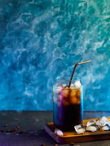 Copo Café Frio Mesa Uma Bebida Gelada Verão Fundo Azul — Fotografia de Stock