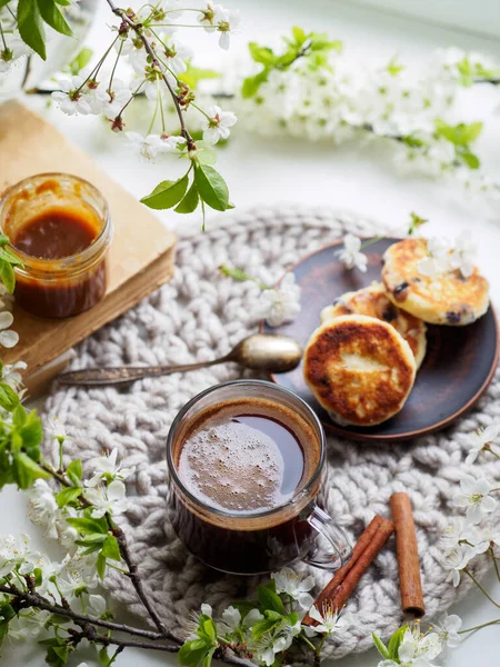 Primavera Ainda Vida Pequeno Almoço Peitoril Janela Bolos Queijo Uma Imagem De Stock