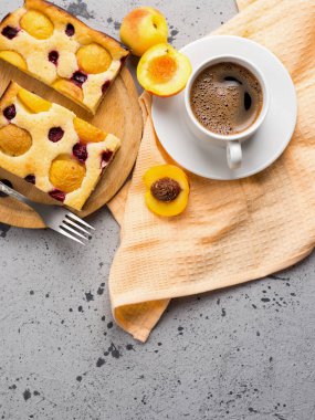 Ev yapımı kayısı turtası, üstten manzara, espresso kahve fincanı.