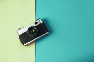 Renkli pastel arka planda retro kamera