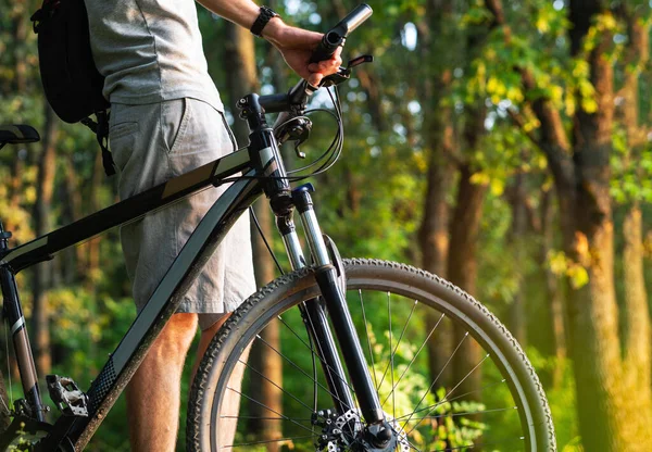 공원에서 자전거와 자전거의 사진입니다 활동적 방식의 — 스톡 사진