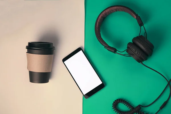 Bovenaanzicht Van Lege Telefoon Koffie Koptelefoon Liggen Een Gekleurde Pastel — Stockfoto