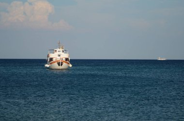 Mavi denizde bir gemi