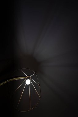 Beyaz ışıklandırmalı siyah arkaplan