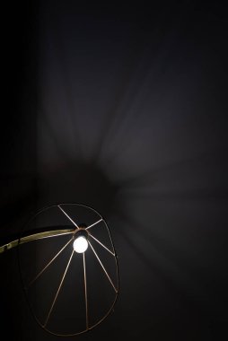 Beyaz ışıklandırmalı siyah arkaplan