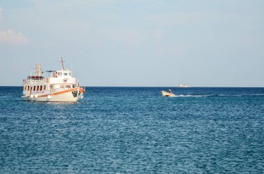 Deniz dalgaları, kum ve mavi gökyüzü