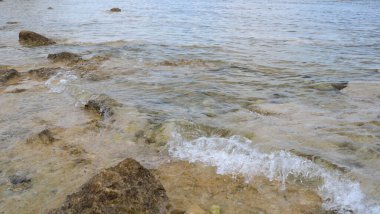 Deniz dalgaları, kum ve mavi gökyüzü